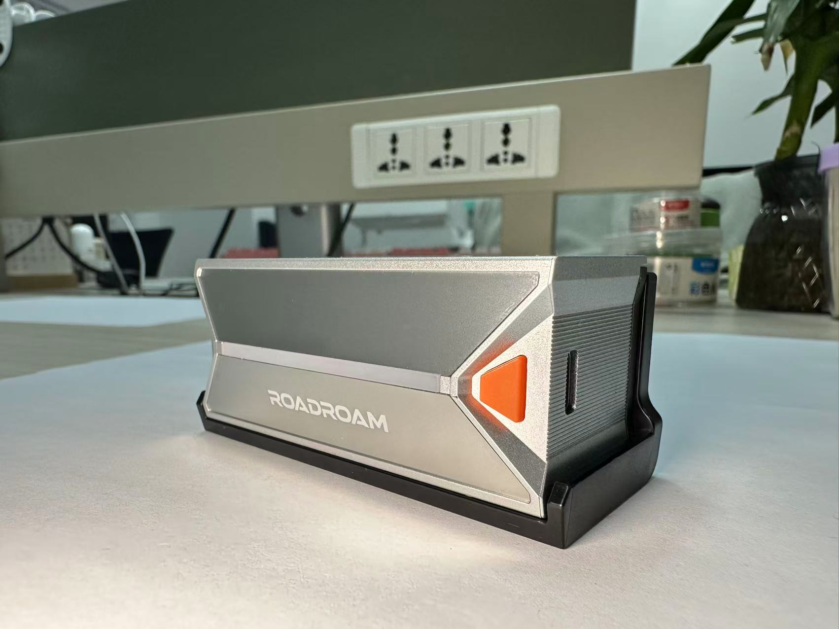 ROADROAM leveling device seated in its wall bracket